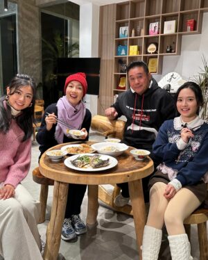 Elena Kong Mei-Yee Instagram - 上星期有芊芊蔓蔓一齊主持《大灣區美味好玩攻略》，有佢哋兩姊妹陪我哋又真係幾好玩。可能係我哋之間嘅默契啦！

今個星期有「校長」香港小姐冠軍黃嘉文，你哋又估吓我哋會去邊度呢？

#大灣區美味好玩攻略 #江美儀 #麥長青 #郭柏姸 #羅毓儀 #黃嘉文