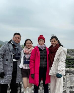 Elena Kong Mei-Yee Instagram - 上星期有芊芊蔓蔓一齊主持《大灣區美味好玩攻略》，有佢哋兩姊妹陪我哋又真係幾好玩。可能係我哋之間嘅默契啦！

今個星期有「校長」香港小姐冠軍黃嘉文，你哋又估吓我哋會去邊度呢？

#大灣區美味好玩攻略 #江美儀 #麥長青 #郭柏姸 #羅毓儀 #黃嘉文