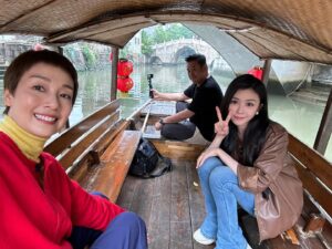 Elena Kong Mei-Yee Instagram - 第一次同今屆港姐季軍王敏慈合作，亦都係佢初次做嘉賓主持。

敏慈係一個非常聰明，勇敢勤力嘅女仔，對自己要求都好高㗎。

多謝你咁信任我哋，希望你喺北京一切順利，好快我哋又再合作啦！

#江美人 #江美儀 #王敏慈 #大灣區美味好玩攻略