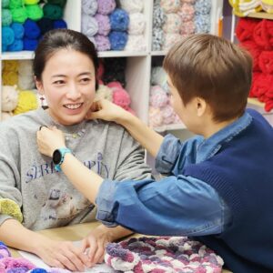 Elena Kong Mei-Yee Instagram - 多謝甘比老師教我點樣鈎張床仔俾我啲寶貝，又送咗條手做頸鏈比我添！♥️

真係幾好玩喎，我打算親手做啲作品喺佢度寄賣，賣咗嘅錢然後做慈善，你哋話好無呢？

#江美人 #江美儀 #happyyarn #甘比