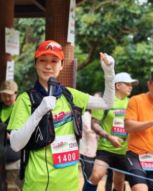 Elena Kong Mei-Yee Instagram - 人生除咗工作，都可以做吓慈善嘅。

今日跑山路10K，有啲辛苦，因為太耐冇跑啦，所以跑步真係要keep 住㗎！

今日籌到款之餘又可以做運動一舉兩得啦！

屋企又多個牌啦！

#苗圃行動挑戰12小時
#江美儀 #江美人 #我要運動我要健康 #oakleyhk #個跑步背囊好正
#ultraspine