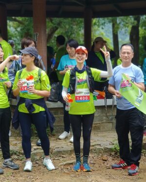 Elena Kong Mei-Yee Instagram - 人生除咗工作，都可以做吓慈善嘅。

今日跑山路10K，有啲辛苦，因為太耐冇跑啦，所以跑步真係要keep 住㗎！

今日籌到款之餘又可以做運動一舉兩得啦！

屋企又多個牌啦！

#苗圃行動挑戰12小時
#江美儀 #江美人 #我要運動我要健康 #oakleyhk #個跑步背囊好正
#ultraspine