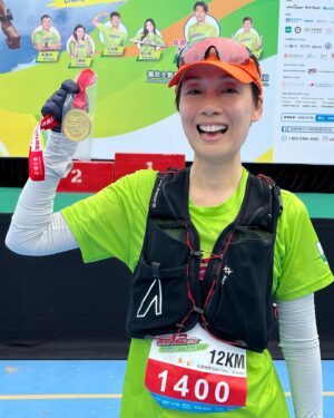 Elena Kong Mei-Yee Instagram - 人生除咗工作，都可以做吓慈善嘅。

今日跑山路10K，有啲辛苦，因為太耐冇跑啦，所以跑步真係要keep 住㗎！

今日籌到款之餘又可以做運動一舉兩得啦！

屋企又多個牌啦！

#苗圃行動挑戰12小時
#江美儀 #江美人 #我要運動我要健康 #oakleyhk #個跑步背囊好正
#ultraspine