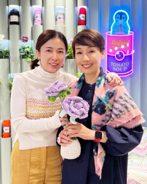 Elena Kong Mei-Yee Instagram - 我好認真學，甘比好認真教，得咗！

你想唔想要一件我親手鈎織嘅小飾物呀？重可以做善事喎！

想呢！咁你就要留意呢個星期會有good news 公布啦！

@happyyarn_kimbee 

#江美儀 #江美人 #我鈎針編織老師係甘比 #慈善義賣 #happyyarn_kimbee #crochet