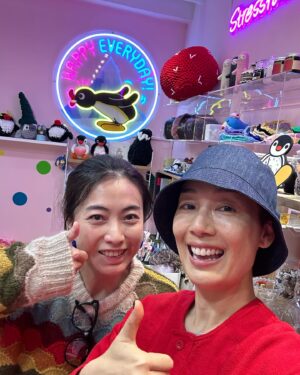 Elena Kong Mei-Yee Instagram - 工欲善其事，必先利其器， 多謝老師贈我「兵器」。

其待我哋合作嘅成果！

Something is happening，so looking forward! ❤️

#江美儀 #happyyarn_kimbee #我鈎針編織老師係甘比 #charity
