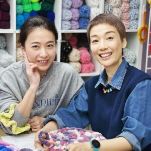 Elena Kong Mei-Yee Instagram - 多謝甘比老師教我點樣鈎張床仔俾我啲寶貝，又送咗條手做頸鏈比我添！♥️

真係幾好玩喎，我打算親手做啲作品喺佢度寄賣，賣咗嘅錢然後做慈善，你哋話好無呢？

#江美人 #江美儀 #happyyarn #甘比