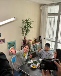 Elena Kong Mei-Yee Instagram - 今集「一個好人」你哋有冇睇呀？ 我只係幫手滅蟲，煮餐飯比公公食，同同學傾吓偈，但係你哋持之而行嘅付出，真係好溫暖。❤️ 多謝阿臣，多謝O仔，多謝徐姑娘。多謝晒呀！ 我無咩多謝你哋，唯有親手鈎一個杯墊送俾你哋留念。 聽晚繼續「一個好人」！ #江美儀 #江美人 #一個好人 #happyyarn_kimbee