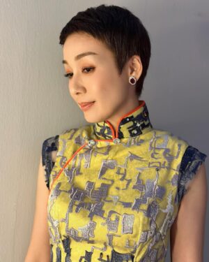 Elena Kong Mei-Yee Instagram - 出席TVB台慶活動，當然要扮靚啦！

多謝我靚仔化妝師Stephen @stephenmakeup 

髮型師 飛髮哥Ivan
@ivanlee_ia 

靚靚Nail by @nail_nail_hk 

特別鳴謝我好朋友James @jt7333 親手一針一線做咗件咁靚嘅旗袍俾我著。

多謝！多謝！