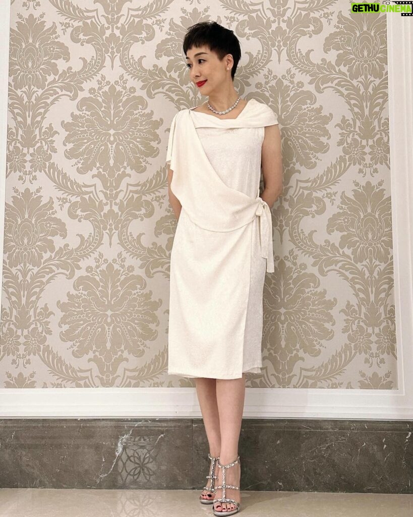 Elena Kong Mei-Yee Instagram - Inspired by Guy Laroche’s vintage 1960 wrap dress, I made this dress during the lockdown with my original undyed jacquard silk full of butterfly pattern. The natural shine of the silk makes the dress like liquid silver when in movement on a person. This dress is versatile that can be worn in different ways in the front or back side because of the soft shawl collar and flap wrap around the dress as your liking. Thank you Elena Kong you look absolutely elegant in this number. 🌹💋🧡 James T. Couture #JamesTcouture #jacquardsilk #butterfly #wrapdress #vintagedesign #guylaroche #liquidsilver #hkamateurdesigner #amateurseamtress #dressmaker #femininity #ElegantStyle #hkfashion #vintagefashion #hkfashiondesigner #江美儀 #江美人 #萬千星輝頒獎典禮