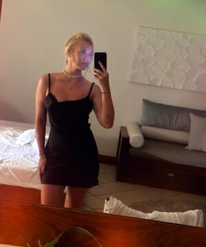 Elena Krygina Instagram - Почти месяц на Маврикии, а у меня нет ни одной красивой фотографии с кокосом на пляже)))

За это время в моей жизни были только гидрокостюмы и сумка со снаряжением, спутанные волосы, полосатый загар, перекусы на ходу, соленый привкус во рту, кубометры воды и конечно киты🥰 киты киты китыыыы🫠 и больше мне ничего и не нужно было. 

Это был месяц абсолютной любви и ликования сердца😌🙏🏻