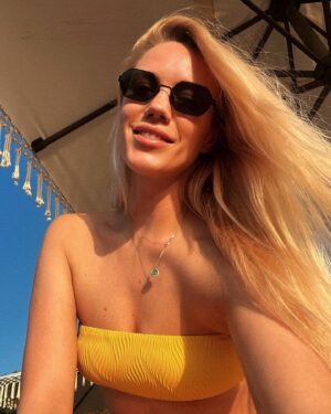 Elena Krygina Instagram - Моя новая любимая привычка - уезжать на несколько дней из Москвы помимо запланированных отпусков (хотя, если честно, так себе они конечно запланированы 🙈) 💛

Escape в тепло - полежать, подумать, не бежать, планировать новое, дорабатывать старое, читать и тусить с собой😎

Идеальное место для этого нашла - совсем новый отель, а точнее комплекс вилл @bijalresorts 💛 Кажется, это самое солнечно-желтое место во Вселенной😋))

В общем, тем и занимаюсь: перечитываю «Мастера и Маргариту», лежу, плаваю и ем😎

👙 @lavarice_