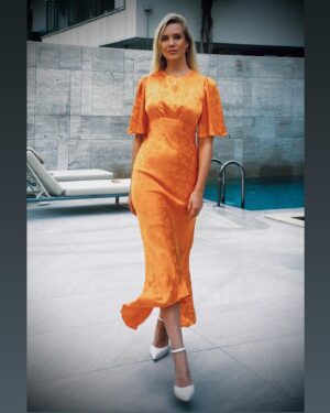 Elena Krygina Instagram - Один вечер из жизни красивого платья🧡

@bayouvillasantalya @catch.agency_ 
Dress @selfmade_brand