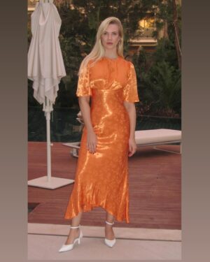 Elena Krygina Instagram - Один вечер из жизни красивого платья🧡

@bayouvillasantalya @catch.agency_ 
Dress @selfmade_brand