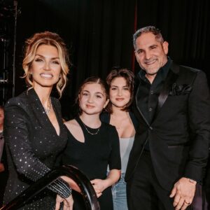 Elena Lyons Instagram - This is family business. 

#10XGrowthCon