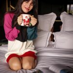 Eleni Vaitsou Instagram - Τα Χριστούγεννα πέρασαν αλλά το πνεύμα τους θα “φιλοξενηθεί” σπίτι μου τουλάχιστον μέχρι τις απόκριες...(συμπεριλαμβανομένων του χριστουγεννιάτικου δέντρου και των props γιατί βαριέμαι φρικτά να τα μαζέψω) #sweaterdress @karllagerfeld #sweaterweather
