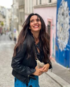 Eleni Vaitsou Instagram - 𝑻𝒉𝒊𝒓𝒅 𝒕𝒊𝒎𝒆 𝒊𝒔 𝒂 𝒄𝒉𝒂𝒓𝒎 ✨Είπα να δώσω ακόμη μια ευκαιρία στην πόλη του φωτός (κ του έρωτα;) μήπως και με γοητεύσει γιατί δεν γινόταν να είμαι η μόνη που την είχα λίγο του πεταματού (αν είναι δυνατόν!) και έχω να πω πώς 𝑻𝑰𝑴𝑰𝑵𝑮 𝑰𝑺 𝑬𝑽𝑬𝑹𝒀𝑻𝑯𝑰𝑵𝑮! 𝒫𝒶𝓇𝒾𝓈 𝒿ℯ 𝓉’𝒶𝒾𝓂ℯ κι εγώ κι ας άργησα! ❤️ ____________________________ #paris #travel #travelgram #city