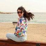 Eleni Vaitsou Instagram - Απρίλιος. Ο μήνας που επιτρέπεται και η μπότα και το πέδιλο…και οι φωτό με μαγιό και οι φωτό με παλτό... και να ανυπομονείς για το καλοκαίρι και να αναπολείς τον χειμώνα…και να θέλεις να κάνεις οικονομία για τις διακοπές και να πρέπει να πάρεις πασχαλινά δώρα στα βαφτιστήρια σου!..😂 ταυτίσου ελεύθερα και καλό μήνα! #april #springtime