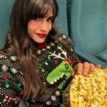 Eleni Vaitsou Instagram - Το μοναδικό πράγμα που παραμένει σταθερό για μένα τις μέρες των Χριστουγέννων είναι πως εδώ και 25 περίπου χρόνια βλέπω την ίδια ταινία. Φέτος έγινε 30 ετών κ είχα την τύχη να την δω ξανά στο σινεμά! Είναι το μικρό προσωπικό μου Χριστουγεννιάτικο έθιμο. Μέσα σε αυτή την πιεστικά γιορτινή κ φαντασμαγορική ατμόσφαιρα των ημερών, μην ξεχνάτε να κάνετε τα πράγματα που σας δίνουν πραγματική χαρά! 🎄❤️ ______________________________________ #merrychristmas #christmasday #cinema #nightmarebeforechristmas