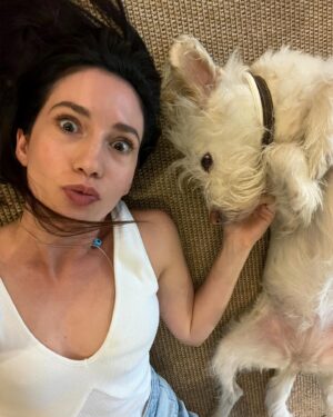 Eleni Vaitsou Instagram - 𝙄 𝙙𝙤𝙣’𝙩 𝙘𝙖𝙧𝙚 𝙬𝙝𝙖𝙩 𝙖𝙣𝙮𝙤𝙣𝙚 𝙩𝙝𝙞𝙣𝙠𝙨 𝙤𝙛 𝙢𝙚. 𝙀𝙭𝙘𝙚𝙥𝙩 𝙙𝙤𝙜𝙨. 𝙄 𝙬𝙖𝙣𝙩 𝙙𝙤𝙜𝙨 𝙩𝙤 𝙡𝙞𝙠𝙚 𝙢𝙚. 🐾❤️🐾