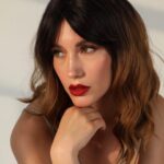 Eleni Vaitsou Instagram - Με τη δύναμη της θέλησης ο άνθρωπος αλλάζει τον εαυτό του. Με τη δύναμη της αγάπης αλλάζει τους άλλους. Με τη δύναμη της σκέψης αλλάζει τον κόσμο.… με τη δύναμη της περούκας αλλάζει τα μαλλιά του και με τη δύναμη της ΘΑΝΤΕΡΑΣ…ξέρετε (όσοι ξέρετε) 😂 #newhairstyle #wig #hair #hairstyle #newlook #actress