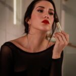 Eleni Vaitsou Instagram - “𝑀𝑎𝑘𝑒-𝑢𝑝 𝑐𝑎𝑛 𝑜𝑛𝑙𝑦 𝑚𝑎𝑘𝑒 𝑦𝑜𝑢 𝑙𝑜𝑜𝑘 𝑝𝑟𝑒𝑡𝑡𝑦 𝑜𝑛 𝑡ℎ𝑒 𝑜𝑢𝑡𝑠𝑖𝑑𝑒 𝑏𝑢𝑡 𝑖𝑡 𝑑𝑜𝑒𝑠𝑛’𝑡 ℎ𝑒𝑙𝑝 𝑖𝑓 𝑦𝑜𝑢𝑟 𝑢𝑔𝑙𝑦 𝑜𝑛 𝑡ℎ𝑒 𝑖𝑛𝑠𝑖𝑑𝑒. 𝑈𝑛𝑙𝑒𝑠𝑠 𝑦𝑜𝑢 𝑒𝑎𝑡 𝑡ℎ𝑒 𝑚𝑎𝑘𝑒-𝑢𝑝.”𝐴𝑢𝑑𝑟𝑒𝑦 𝐻𝑒𝑝𝑏𝑢𝑟𝑛