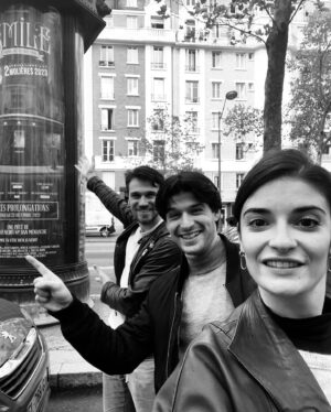 Éléonore Sarrazin Instagram - Hier soir en me baladant Gare de l’Est, je suis tombée sur les toutes nouvelles affiches de Smile. Alors ce midi, on est partis à leur recherche avec les copains ! 😁 @tristan_robin_actor @grant_lawrens @tcholeleproductions @nicolasnebot @dan_menasche
