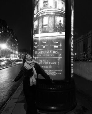 Éléonore Sarrazin Instagram - Hier soir en me baladant Gare de l’Est, je suis tombée sur les toutes nouvelles affiches de Smile. Alors ce midi, on est partis à leur recherche avec les copains ! 😁 @tristan_robin_actor @grant_lawrens @tcholeleproductions @nicolasnebot @dan_menasche