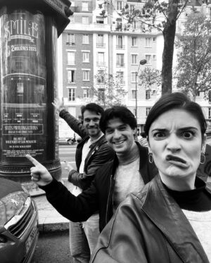 Éléonore Sarrazin Instagram - Hier soir en me baladant Gare de l’Est, je suis tombée sur les toutes nouvelles affiches de Smile. Alors ce midi, on est partis à leur recherche avec les copains ! 😁 @tristan_robin_actor @grant_lawrens @tcholeleproductions @nicolasnebot @dan_menasche