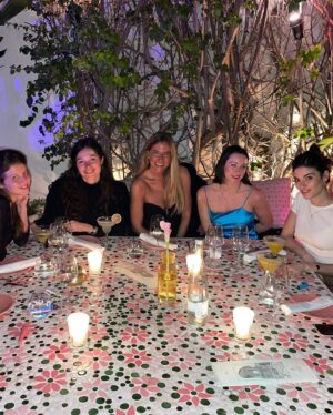 Éléonore Sarrazin Instagram - Tabarnakech 🐫 @cherry_blossomgirl_ @caromatique @camflour @lolacholley @helene.battini @m___be 🍾