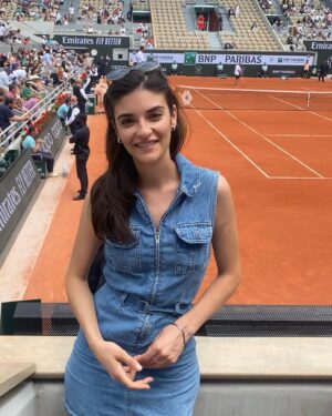Éléonore Sarrazin Instagram - Voilà, c’est fini 🥲 Un grand grand merci à @jcdecauxglobal de m’avoir permise de voir mon joueur français préféré au Tournois des Légendes, 40 ans après sa victoire à @rolandgarros , à @larocheposay de me protéger toute l’année, mais surtout pendant cette quinzaine, et bien entendu à @sullysully_officiel d’avoir fait de moi sa besta du tennis ! Je me sens la plus chanceuse du monde !! Vive le tennis ! 🧡