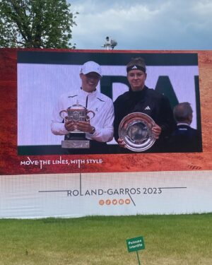 Éléonore Sarrazin Instagram - Voilà, c’est fini 🥲 Un grand grand merci à @jcdecauxglobal de m’avoir permise de voir mon joueur français préféré au Tournois des Légendes, 40 ans après sa victoire à @rolandgarros , à @larocheposay de me protéger toute l’année, mais surtout pendant cette quinzaine, et bien entendu à @sullysully_officiel d’avoir fait de moi sa besta du tennis ! Je me sens la plus chanceuse du monde !! Vive le tennis ! 🧡
