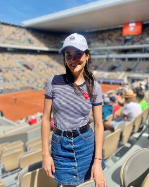 Éléonore Sarrazin Instagram - Girls don’t want diamonds, girls want Rolland Garros Tickets 🧡🎾🧡 @sullysully_officiel 🙏😘