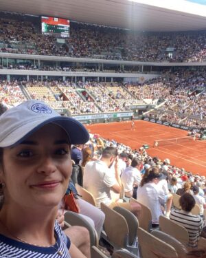 Éléonore Sarrazin Instagram - Girls don’t want diamonds, girls want Rolland Garros Tickets 🧡🎾🧡 @sullysully_officiel 🙏😘