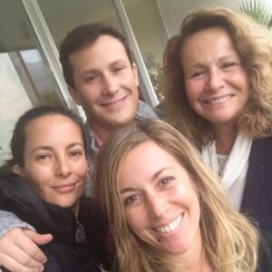 Eli de Caso Instagram - Las madres tomamos las manos de nuestros hijos por un tiempo, pero sus corazones ♥️ para siempre. Feliz día de la Madre! 

Les dejo un abrazo cariñoso junto a mis hijos. 

#chile #mujer #elidecaso #diadelamadre #instachile