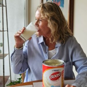 Eli de Caso Instagram - Para mí cada mañana es importante comenzar el día agradeciendo por este nuevo día y enfocarnos en un propósito así como también tomar un buen desayuno para que nuestro cuerpo esté en las mejores condiciones y ✨BOOST Senior Sin Lactosa✨ es una opción ideal de nutrición activa. 

Aporta 12 gramos de proteína por porción, es una excelente fuente de calcio, vitamina D   hierro, zinc y otras vitaminas; nutrientes importantes sobre todo cuando empezamos a perder masa muscular.

Te lo recomiendo con todo mi cariño 💖

@nestleboostcl @nestle 
#batido #proteinas #recetasnestle #publicidad #sinlactosa #sinazucar #masamuscular