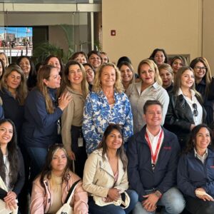 Eli de Caso Instagram - Hermoso encuentro con muchas mujeres chilenas con su corazón lleno de amor 💗 #graciasgraciasgracias