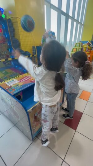 Eli de Caso Instagram - Celebrando los 5 años de mis nietas hermosas con toda la familia en @happyland_chile 💗💗💗 #graciasgraciasgracias