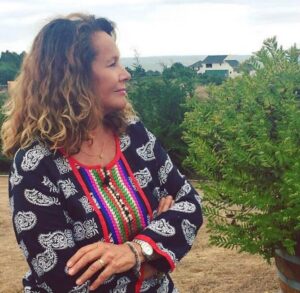 Eli de Caso Instagram - Hoy respecto a los incendios forestales y sus víctimas, reciban todo mi apoyo y amor. Y cuando te vuelvas a parar hazlo diciendo fuertemente: YO TAMBIÉN IMPORTO y QUIERO VIVIR BIEN. 

Esa es la esperanza en acción, que te va a dar las fuerzas para no permitir que se cometan los mismos errores,  porque debes decir: YO TAMBIEN IMPORTO. 

Un abrazo!

#chile #mujer #elidecaso #mujerchilena