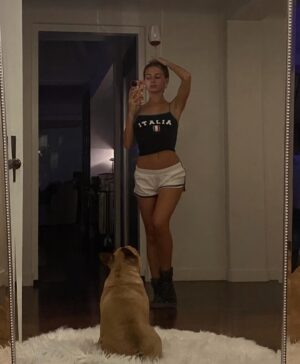 Eliana Jones Instagram - Pov U walk into the club bathroom and I’m the attendant