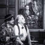 Eliana Guttman Instagram – Parece “imitação”, mas é recriacão. Gertrude Stein e Alice Toklas reproduzidas em cena e na tela pintada por Gregório Gruber.
Gertrude Recebe