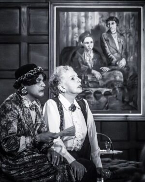 Eliana Guttman Instagram - Parece “imitação”, mas é recriacão. Gertrude Stein e Alice Toklas reproduzidas em cena e na tela pintada por Gregório Gruber.
Gertrude Recebe