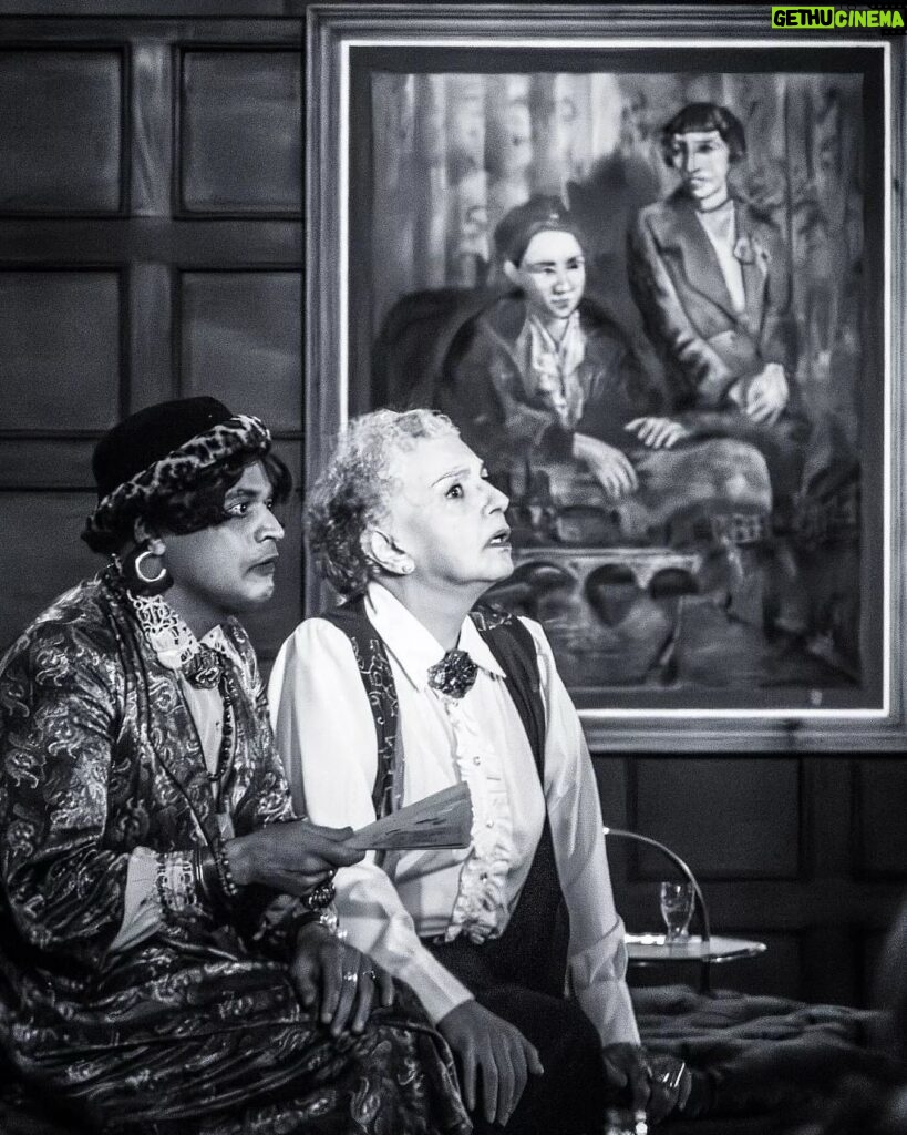 Eliana Guttman Instagram - Parece “imitação”, mas é recriacão. Gertrude Stein e Alice Toklas reproduzidas em cena e na tela pintada por Gregório Gruber. Gertrude Recebe