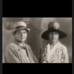 Eliana Guttman Instagram - Nossas musas inspiradoras #🌈 Avançada nas ideias, muito à frente de seu tempo, a escritora Gertrude Stein causou escândalos em Paris nos anos 20, com o seu casamento homoafetivo, que durou quase 40 anos, com Alice B. Toklas. Ligadas às revoluções artísticas e literárias, transformaram a casa onde moravam, na Rue de Fleurus número 27 (que se situava na margem esquerda do Sena e próximo ao Jardim de Luxemburgo), com o irmão de Gertrude (Leo Stein), num verdadeiro ponto de encontro dos artistas e escritores da época. Hemingway, Pablo Picasso, Matisse, que frequentaram aquela residência. As duas formavam um estranho par. Uma mignon, discreta, a outra, grandalhona e excêntrica. As paredes da vivenda foram sendo ocupadas, gradativamente, por telas de Cézanne, Gauguin e Renoir, entre outros artistas plásticos da época. Nossa homenagem de hoje à essas musas inspiradoras @casagaleriaoficial #felizdiadosnamorados #casagaleriaoficial #loveislove #🌈 #🖼 #🎭 #🍽 #🥂 #👯‍♂️ #vivaoamor❤ #👯‍♀️#gertrudestein #alicebtoklas #gertrudeealice #💖 #orgulholgbt #diainternacionaldoorgulholgbt