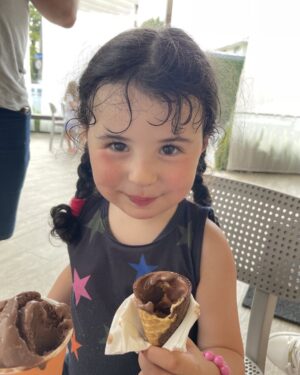 Eliana Guttman Instagram - Se eu posso ter dois porque vou querer um só.
#sorvete #primavera #calor passeio