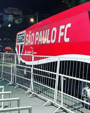 Eliana Guttman Instagram - E lá fui ao ao estádio do morumbi com meus netos, seus amigos e dona da p… toda @maguttmann .
Que vibração incrível! AMEI!
#spfutebolclube #vovótaon