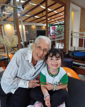 Eliana Guttman Instagram - Eu posso com tanto fofura? Mamae e sua bisneta, com exatos 90 anos de diferença. Afff como eu amo tudo isso!