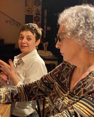 Eliana Guttman Instagram - São assim as nossas noites de criação na @casagaleriaoficial . Estamos preparando nosso “ Gertrude recebe Mário de Andrade”. Estreia em Outubro com meus amores, @fabiosaltini @amazyles @denisvictorazo @deisehattum @cezar.nascimento.357 @alkmimleonardo @maguttmann e essa que vos escreve.
Música ao vivo, teatro, jantar e galeria de arte tudo num só espaço, numa só noite.