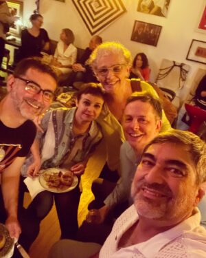 Eliana Guttman Instagram - Noite linda, plateia incrível e a presença deliciosa de @zecacamargomundo e @denissp e a parceria eterna de @amazyles e @alkmimleonardo em @casagaleriaoficial @cezar.nascimento.357 @fabiosaltini @maguttmann GERTRUDE RECEBE ANITA MALFATI