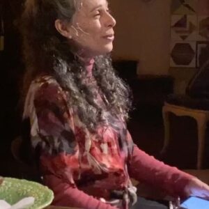 Eliana Guttman Instagram - São assim as nossas noites de criação na @casagaleriaoficial . Estamos preparando nosso “ Gertrude recebe Mário de Andrade”. Estreia em Outubro com meus amores, @fabiosaltini @amazyles @denisvictorazo @deisehattum @cezar.nascimento.357 @alkmimleonardo @maguttmann e essa que vos escreve.
Música ao vivo, teatro, jantar e galeria de arte tudo num só espaço, numa só noite.
