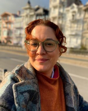 Elif Çakman Instagram - Güzel bir enerji için çıktım evden bugün. Üstüne birazdan sevgilime kavuşuyorum. Güneş yerinde, her şey yolunda…😌🌺💫💫 photo by @gludemet 💜📷